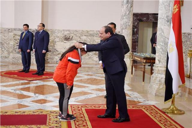 الرئيس السيسي يمنح وسام الرياضة لأبطال مصر