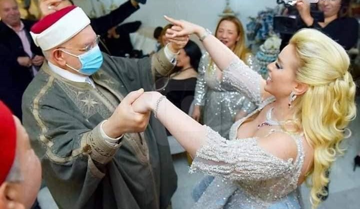 صور مثيرة للقيادي الاخوانى عبد الفتاح مورو وهو يرقص في حفل خطوبة ممثلة تونسية