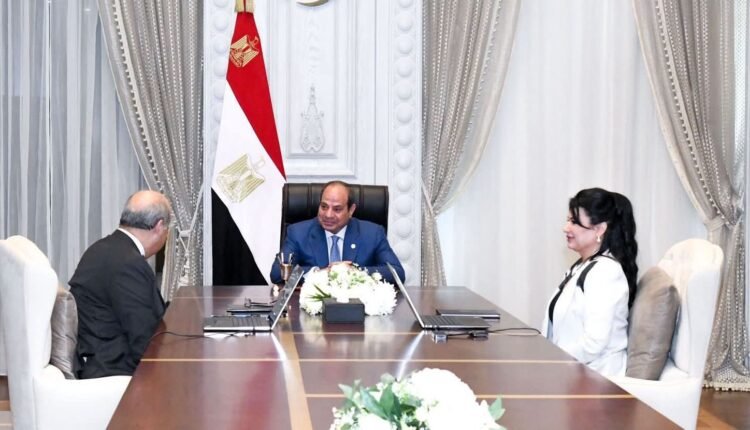 الرئيس السيسي مع وزير الطيران