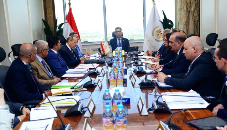 الدكتور شريف فاروق يعقد اجتماعًا مع الشركة القابضة لمتابعة المخزون وضمان توافر السلع الأساسية