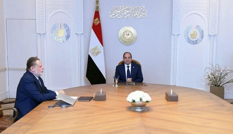 الرئيس مع محافظ البنك المركزي
