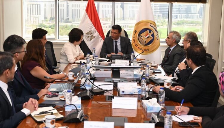 وزير الصناعة يبحث مع "جيانغسو تشانغهونغ" الصينية إنشاء مجمع متكامل لصناعة السيارات