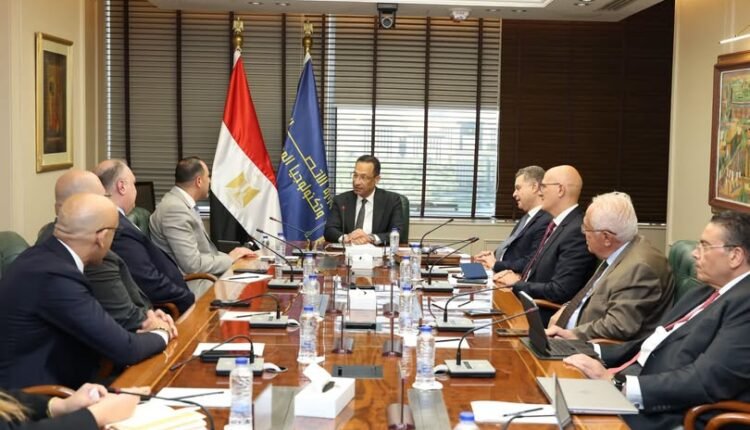 ​وزير الاتصالات يبحث مع "إرنست ويونغ" إطلاق مركز إقليمي للتعهيد يوفر 1000 فرصة عمل بمصر